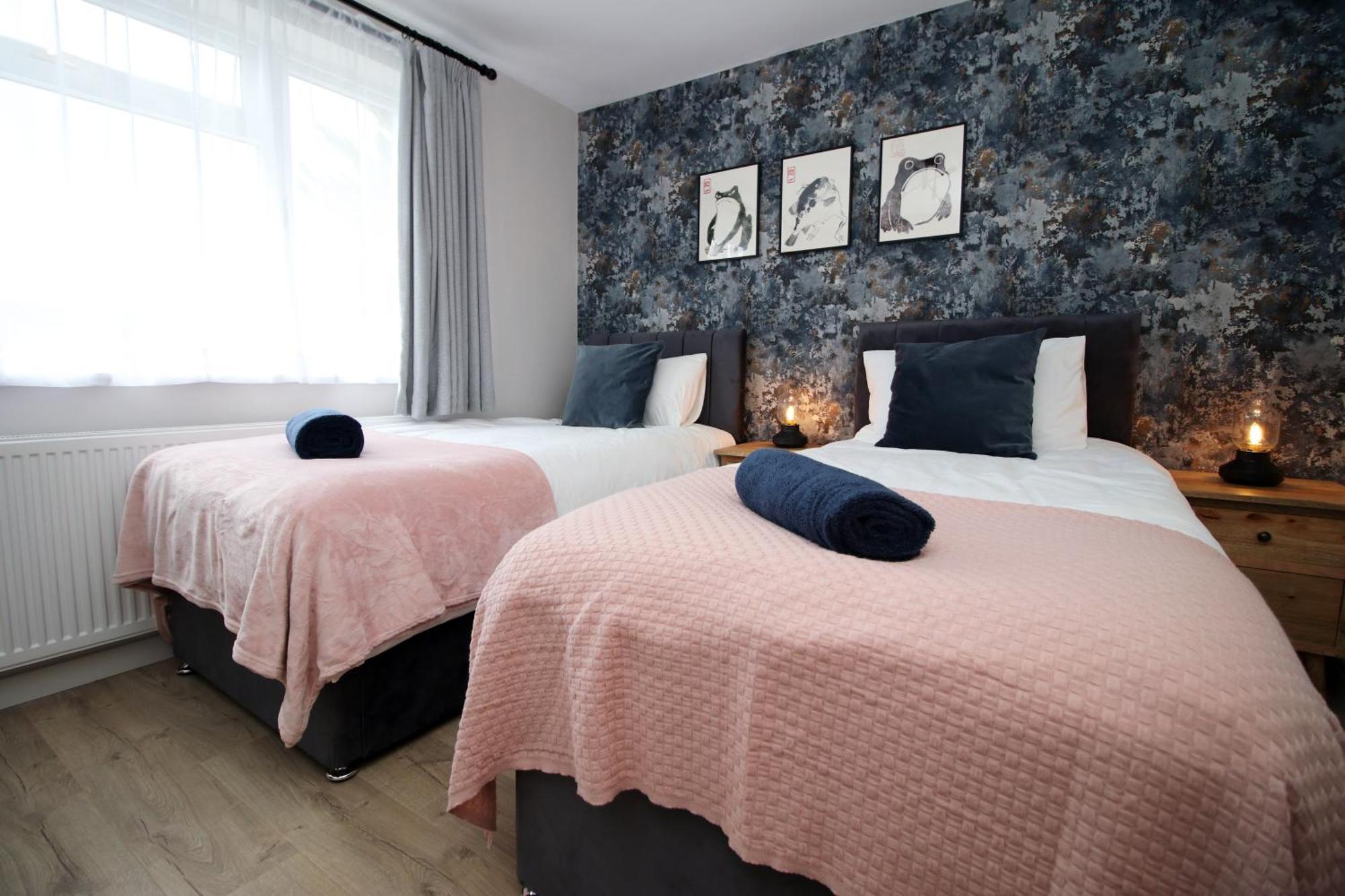 Stylish Home In Bath With Driveway Parking, 10Min From City ภายนอก รูปภาพ
