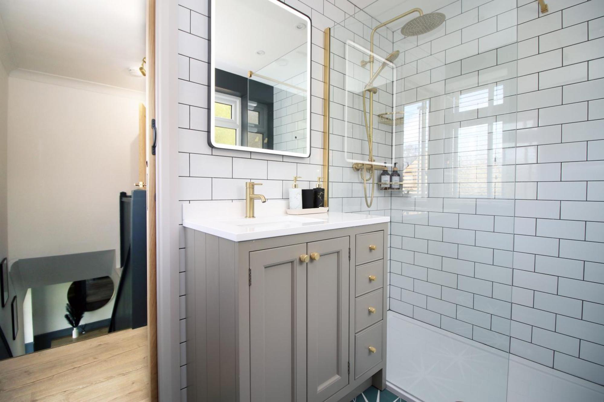 Stylish Home In Bath With Driveway Parking, 10Min From City ภายนอก รูปภาพ
