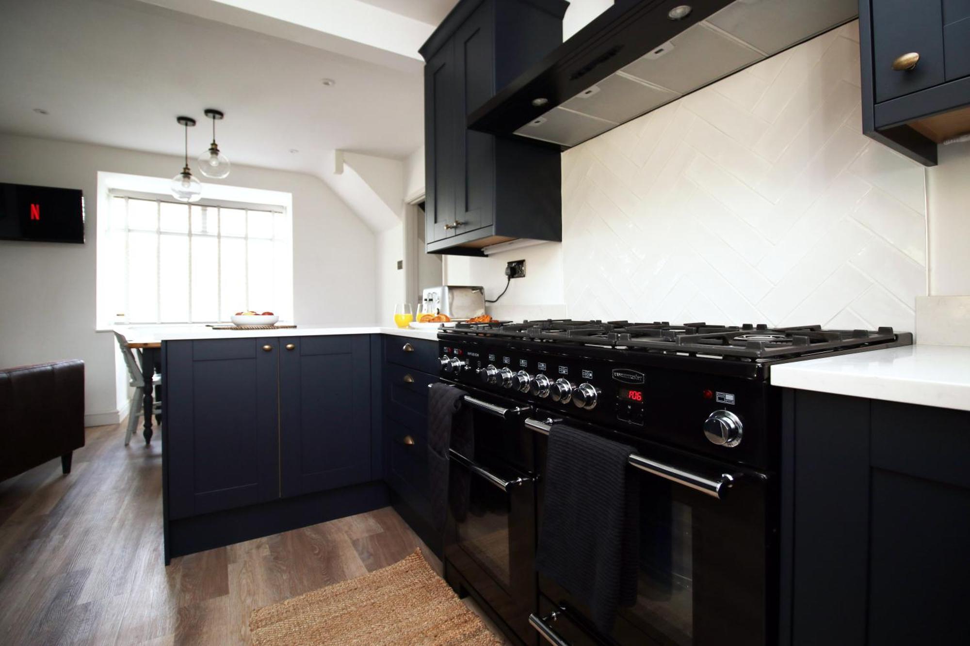 Stylish Home In Bath With Driveway Parking, 10Min From City ภายนอก รูปภาพ