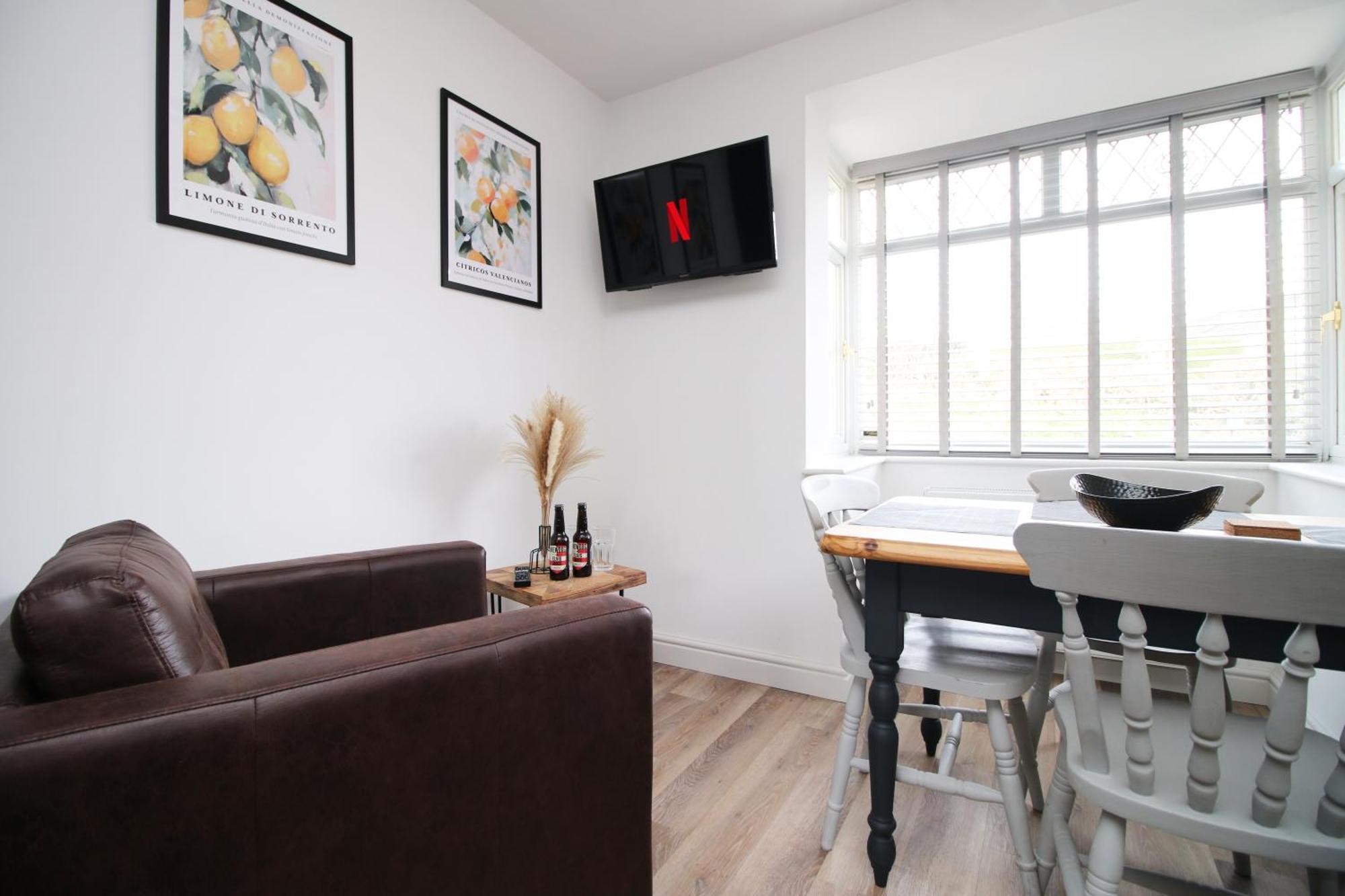 Stylish Home In Bath With Driveway Parking, 10Min From City ภายนอก รูปภาพ