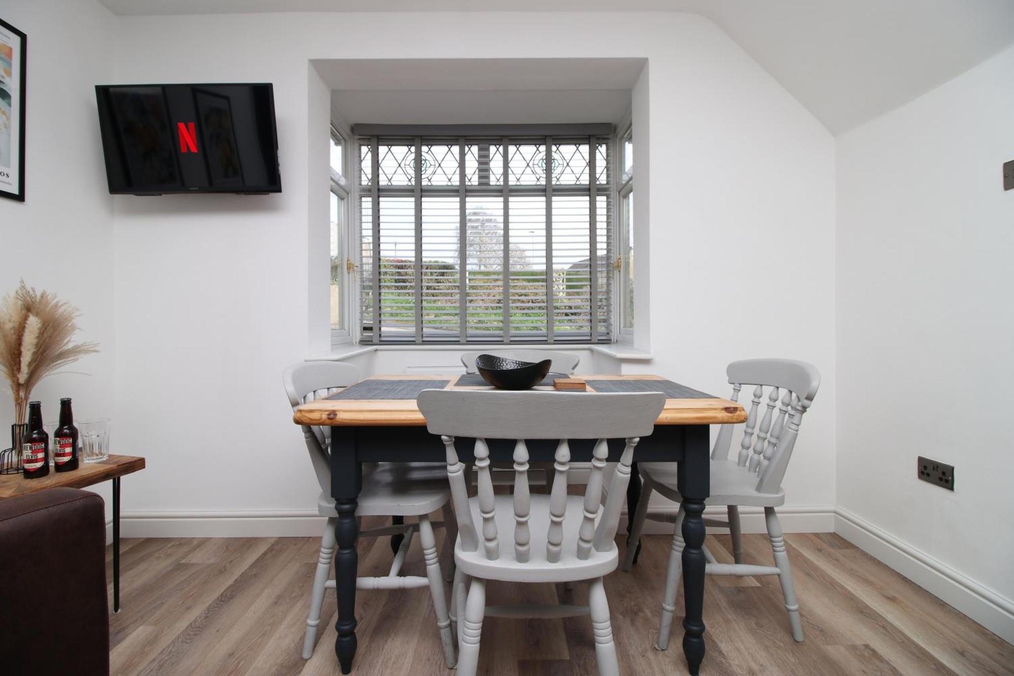 Stylish Home In Bath With Driveway Parking, 10Min From City ภายนอก รูปภาพ